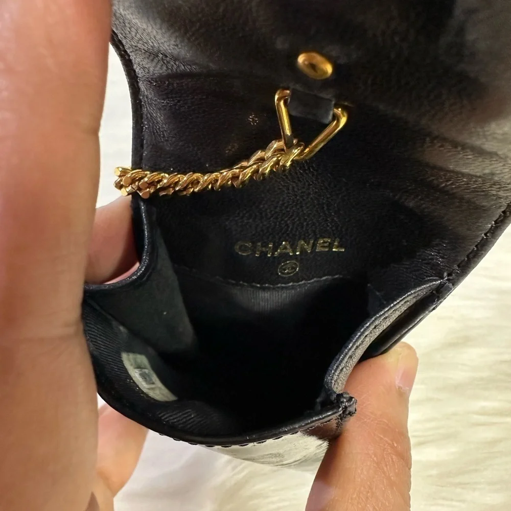 CHANEL cardholder / keyholder patent leather flap pouch in black - Picture 14 of 17